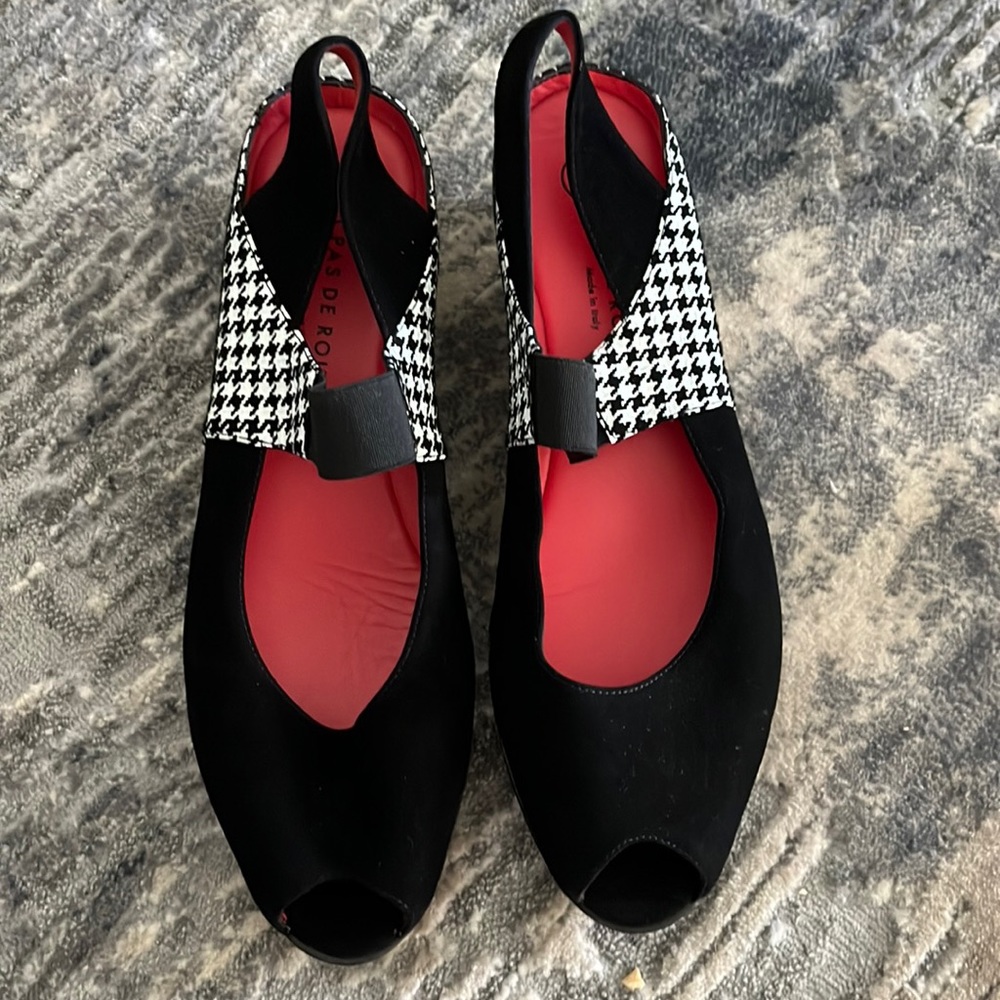 PAS DE ROUGE shoes never warn